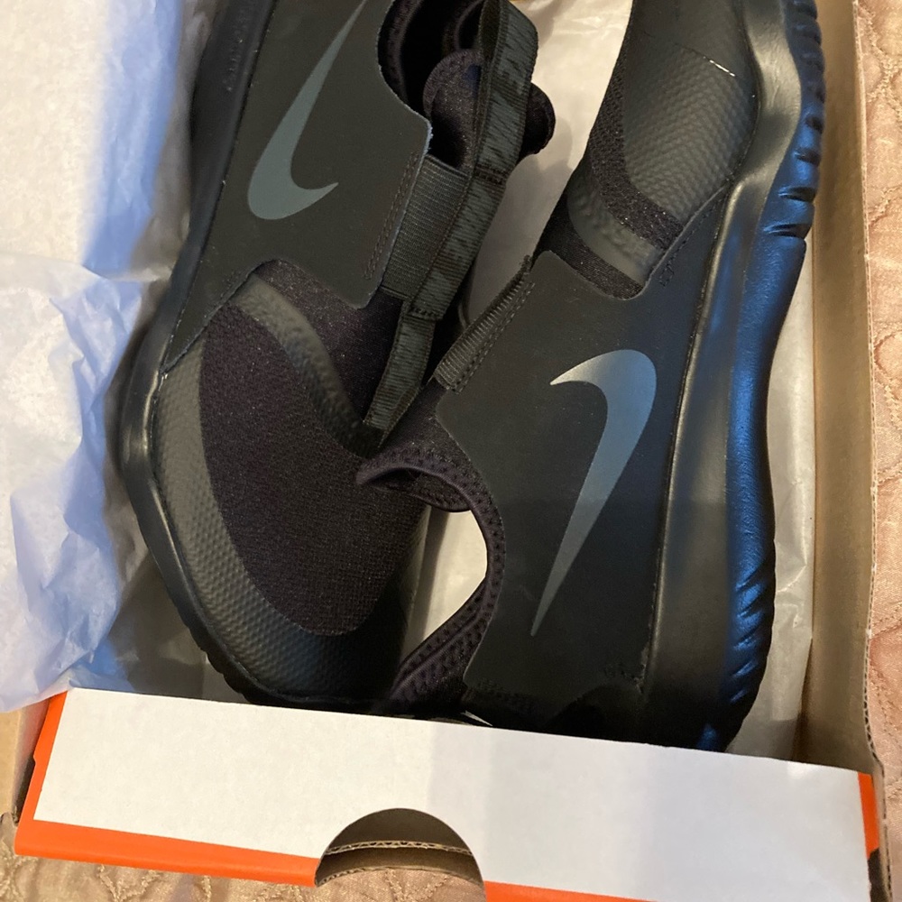 Nike Flex Runner sneakers boys youth size 6.5. NEVER WORN. New in box. NIB.